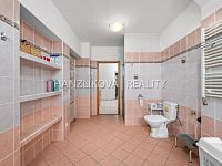 prostorný rodinný dům v Rudolfově - ideální pro bydlení dvou generací i podnikání - bytová jednotka v 1. NP