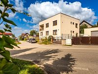 prostorný rodinný dům v Rudolfově - ideální pro bydlení dvou generací i podnikání - pohled na dům