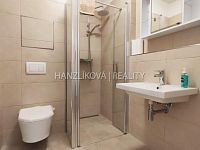 Pronájem nového bytu 2+kk s terasou, sklepem a garážovým stáním, ul. K. Šatala., České Budějovice - Koupelna, pronájem bytu 2+kk, K. Šatala, České Budějovice