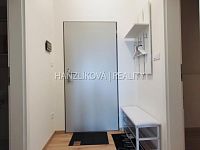 Pronájem nového bytu 2+kk s terasou, sklepem a garážovým stáním, ul. K. Šatala., České Budějovice - Předsíň, pronájem bytu 2+kk, K. Šatala, České Budějovice