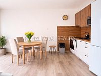 Kompletně zařízený, nový, prostorný byt 1+kk s terasou a garáží (63 m²) – novostavba, O. Nedbala, ČB