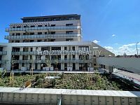 Kompletně zařízený, nový, prostorný byt 1+kk s terasou a garáží (63 m²) – novostavba, O. Nedbala, ČB - byt 1+kk, Oskara Nedbala, pohled na dům