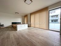 pronájem prostorného, částečně zařízeného bytu 1kk s terasou,  a garážovým stáním, O.Nedbala