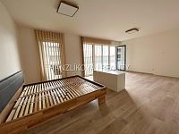 pronájem prostorného, částečně zařízeného bytu 1kk s terasou,  a garážovým stáním, O.Nedbala - byt 1+kk, Oskara Nedbala, hlavní obytná místnost