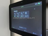 pronájem prostorného, částečně zařízeného bytu 1kk s terasou,  a garážovým stáním, O.Nedbala - byt 1+kk, Oskara Nedbala, ovládací tablet k chytrému systému 