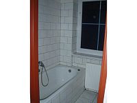 Pronájem zděného bytu 2+1 (č.5) se zahradou, Puklicova ulice - Koupelna, pronájem bytu 2+1, Puklicova, České Budějovice