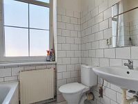 Pronájem zděného bytu 2+1 (č.5) se zahradou, Puklicova ulice - Koupelna, pronájem bytu 2+1, Puklicova, České Budějovice