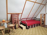 Pronájem dřevěné, plně vybavené chaty na pozemku o výměře 285 m2, Vodňany - Ložnice v podkroví, pronájem chaty, Vodňany