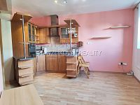 Pronájem malého částečně zařízeného bytu 1+1, ul. Rudolfovská - Obývací pokoj s kuchyní, pronájem malého bytu 2+kk, Rudolfovská, České Budějovice