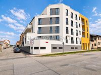 Pronájem kompletně zařízeného bytu 1+kk s gar. stáním, balkonem, Dobrovodská ul., ČB - 10.jpg