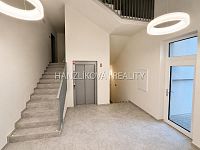 Pronájem kompletně zařízeného bytu 1+kk s gar. stáním, balkonem, Dobrovodská ul., ČB - 9.jpg