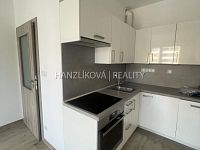 Pronájem bytu 2+kk, včetně parkovacího stání v ulici J.Š.Baara - Nabízíme k pronájmu byt o dispozici 2+kk a to v ulici J.Š.Baara. Byt se nachází ve 2. NP zděného bytového domu.