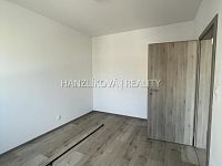 Pronájem bytu 2+kk, včetně parkovacího stání v ulici J.Š.Baara - Nabízíme k pronájmu byt o dispozici 2+kk a to v ulici J.Š.Baara. Byt se nachází ve 2. NP zděného bytového domu.