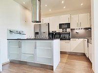 Pronájem částečně zařízeného bytu 2+kk s terasou, byt E.3.02, rezidence DLOUHÁ LOUKA - Kuchyně, pronájem 2+kk Dlouhá Louka