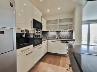 Pronájem částečně zařízeného bytu 2+kk s terasou, byt E.3.02, rezidence DLOUHÁ LOUKA - Kuchyně, pronájem 2+kk Dlouhá Louka