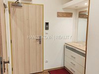 Pronájem částečně zařízeného bytu 2+kk s terasou, byt E.3.02, rezidence DLOUHÁ LOUKA - Předsíň, pronájem 2+kk Dlouhá Louka