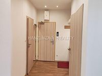 Pronájem částečně zařízeného bytu 2+kk s terasou, byt E.3.02, rezidence DLOUHÁ LOUKA - Předsíň, pronájem 2+kk Dlouhá Louka