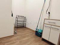 Pronájem částečně zařízeného bytu 2+kk s terasou, byt E.3.02, rezidence DLOUHÁ LOUKA - Šatna, pronájem 2+kk Dlouhá Louka