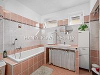 Rodinný dům v Rudolfově ( 2bytové jednotky) s dvougaráží, zahradou a stavebním potenciálem - bytová jednotka v 1. NP