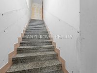 Rodinný dům v Rudolfově ( 2bytové jednotky) s dvougaráží, zahradou a stavebním potenciálem - bytová jednotka ve 2NP