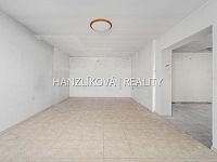 Rodinný dům v Rudolfově ( 2bytové jednotky) s dvougaráží, zahradou a stavebním potenciálem - bytová jednotka ve 2NP