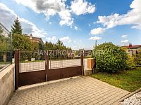 Rodinný dům v Rudolfově ( 2bytové jednotky) s dvougaráží, zahradou a stavebním potenciálem - hlavní vstup do domu a k bytové jednotce v 1. NP