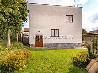 Rodinný dům v Rudolfově ( 2bytové jednotky) s dvougaráží, zahradou a stavebním potenciálem - pohled ze zahrady, vstup do bytové jednotky ve 2NP