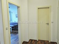 Pronájem zděného bytu 2+kk s balkonem a garáží, Riegrova ulice, ČB - Předsíň, pronájem bytu 2+kk, Riegrova, České Budějovice