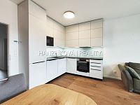 Pronájem zařízené novostavby bytu 2+kk s terasou a parkovacím stáním, Ledenická, České Budějovice - Obývací pokoj s kuchyní, pronájem bytu 2+kk, Ledenická, České Budějovice