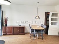 Pronájem zařízené novostavby bytu 2+kk s terasou a parkovacím stáním, Ledenická, České Budějovice - Obývací pokoj s kuchyní, pronájem bytu 2+kk, Ledenická, České Budějovice