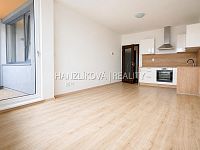 Pronájem moderního bytu 2+kk s lodžií, garážovým stáním a krásným výhledem – Staroměstská, České Budějovice - 3.jpg