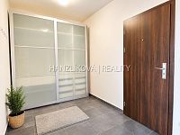 Pronájem moderního bytu 2+kk s lodžií, garážovým stáním a krásným výhledem – Staroměstská, České Budějovice - 7.jpg