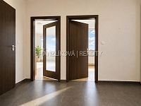 Pronájem moderního bytu 2+kk s lodžií, garážovým stáním a krásným výhledem – Staroměstská, České Budějovice - 9.jpg