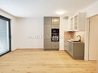 Pronájem novostavby bytu 1+kk (č. 4) s terasou, projekt Šrámkovka, ulice Fráni Šrámka - Pokoj s kuchyní, pronájem bytu 1+kk, Fráni Šrámka
