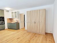 Pronájem novostavby bytu 1+kk (č. 4) s terasou, projekt Šrámkovka, ulice Fráni Šrámka - Pokoj s kuchyní, pronájem bytu 1+kk, Fráni Šrámka
