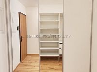 Pronájem novostavby bytu 1+kk (č. 4) s terasou, projekt Šrámkovka, ulice Fráni Šrámka - Předsíň s šatnou, pronájem bytu 1+kk, Fráni Šrámka