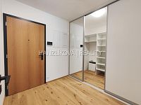 Pronájem novostavby bytu 1+kk (č. 4) s terasou, projekt Šrámkovka, ulice Fráni Šrámka - Předsíň s šatnou, pronájem bytu 1+kk, Fráni Šrámka