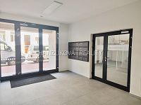 Pronájem novostavby bytu 1+kk (č. 4) s terasou, projekt Šrámkovka, ulice Fráni Šrámka - Společné prostory domu, pronájem bytu 1+kk, Fráni Šrámka