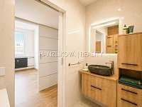 Moderní 2+kk po kompletní rekonstrukci s velkou zasklenou lodžií a nádherným výhledem | České Budějovice – sídliště Vltava - 12.jpg