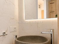 Moderní 2+kk po kompletní rekonstrukci s velkou zasklenou lodžií a nádherným výhledem | České Budějovice – sídliště Vltava - 16.jpg