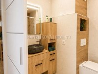 Moderní 2+kk po kompletní rekonstrukci s velkou zasklenou lodžií a nádherným výhledem | České Budějovice – sídliště Vltava - 18.jpg