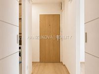 Moderní 2+kk po kompletní rekonstrukci s velkou zasklenou lodžií a nádherným výhledem | České Budějovice – sídliště Vltava - 19.jpg