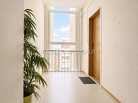 Moderní 2+kk po kompletní rekonstrukci s velkou zasklenou lodžií a nádherným výhledem | České Budějovice – sídliště Vltava - 22.jpg