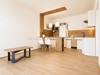 Moderní 2+kk po kompletní rekonstrukci s velkou zasklenou lodžií a nádherným výhledem | České Budějovice – sídliště Vltava - 3.jpg