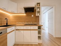 Moderní 2+kk po kompletní rekonstrukci s velkou zasklenou lodžií a nádherným výhledem | České Budějovice – sídliště Vltava - 5.jpg