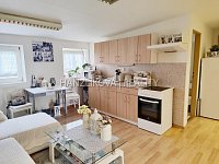 Pronájem podkrovního bytu 2+kk , ul. Chelčického - Obývací pokoj s kuchyní, pronájem bytu 2+kk , Chelčického ul., České Budějovice