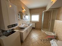 !!! REZERVACE !!! Prodej rodinného domu, bytem 3+kk, garáží a zahradou, ul. Lužická, Opava - IMG_1783.jpg