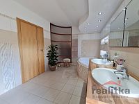 Prodej RD s byty 3+kk, 2+kk, kosmetickým salonem a zahradou na Ratibořské ul. v Opavě. - 20250723_102234.jpg