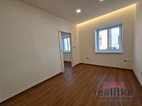 Pronájem bytu 2+1 s garáží, Otáhalova ul., Opava - 20251114_110344.jpg