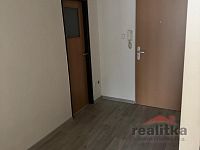 Pronájem bytu 2+1, H. Kvapilové 7, Opava - chodba 4056C361-2572-4F90-9863-336368985B86.JPG